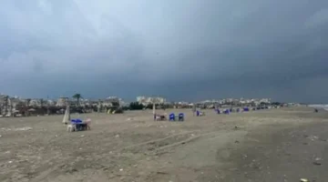 سماء ملبدة بالغيوم وهدوء يسيطر على أمواج البحر المتوسط في بورسعيد